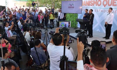 El gobernador de Chiapas, Eduardo Ramírez Aguilar (c) habla durante una rueda de prensa este lunes, en la ciudad de Tuxtla Gutiérrez en Chiapas (México). EFE/ Carlos López