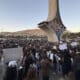 Centenares de personas se concentraron este jueves ante el monumento de la Espada Damascena, en la céntrica plaza de los Omeyas, en Damasco, portando pancartas y cantando lemas en defensa de una sociedad civil fuerte y diversa en un país laico que respete todas las sensibilidades religiosas. Ese es el mensaje compartido que han lanzado los manifestantes al nuevo Gobierno interino de Siria, que se estableció tras el derrocamiento del régimen del depuesto presidente Bachar al Asad, que se culminó el pasado 8 de diciembre con la caída de la capital en manos de la coalición islamista liderada por el Organismo de Liberación del Levante (Hayat Tahrir al Sham, o HTS en árabe). EFE/ Yahya Nemah