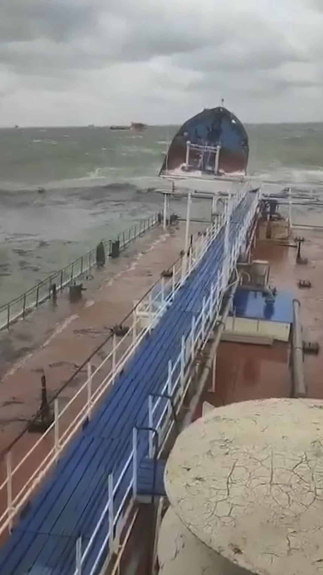 Dos petroleros rusos sufrieron sendos accidentes en el estrecho de Kerch y vertieron petróleo en aguas del mar de Azov, donde se desató una fuerte tormenta, informó este domingo el Ministerio para Situaciones de Emergencia. Se trata del 'Bolgoneft 212', que encalló tras sufrir daños en la proa, y del 'Bolgoneft 239', que se encuentra a la deriva, según la fuente en Telegram. EFE/CANAL DE TELEGRAM DE LA FISCALÍA DE TRANSPORTE DEL SUR DE RUSIA. - *SOLO USO EDITORIAL/SOLO DISPONIBLE PARA ILUSTRAR LA NOTICIA QUE ACOMPAÑA* (CRÉDITO OBLIGATORIO)