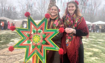 Maryna Mazur y Yulia Oliyar, miembros del grupo de música folclórica 'I Sad Zatsviv', acaban de interpretar varios villancicos y se preparan para un viaje en el que los cantarán a los soldados y residentes de las zonas del frente del este. EFE/ Rostyslav Averchuk