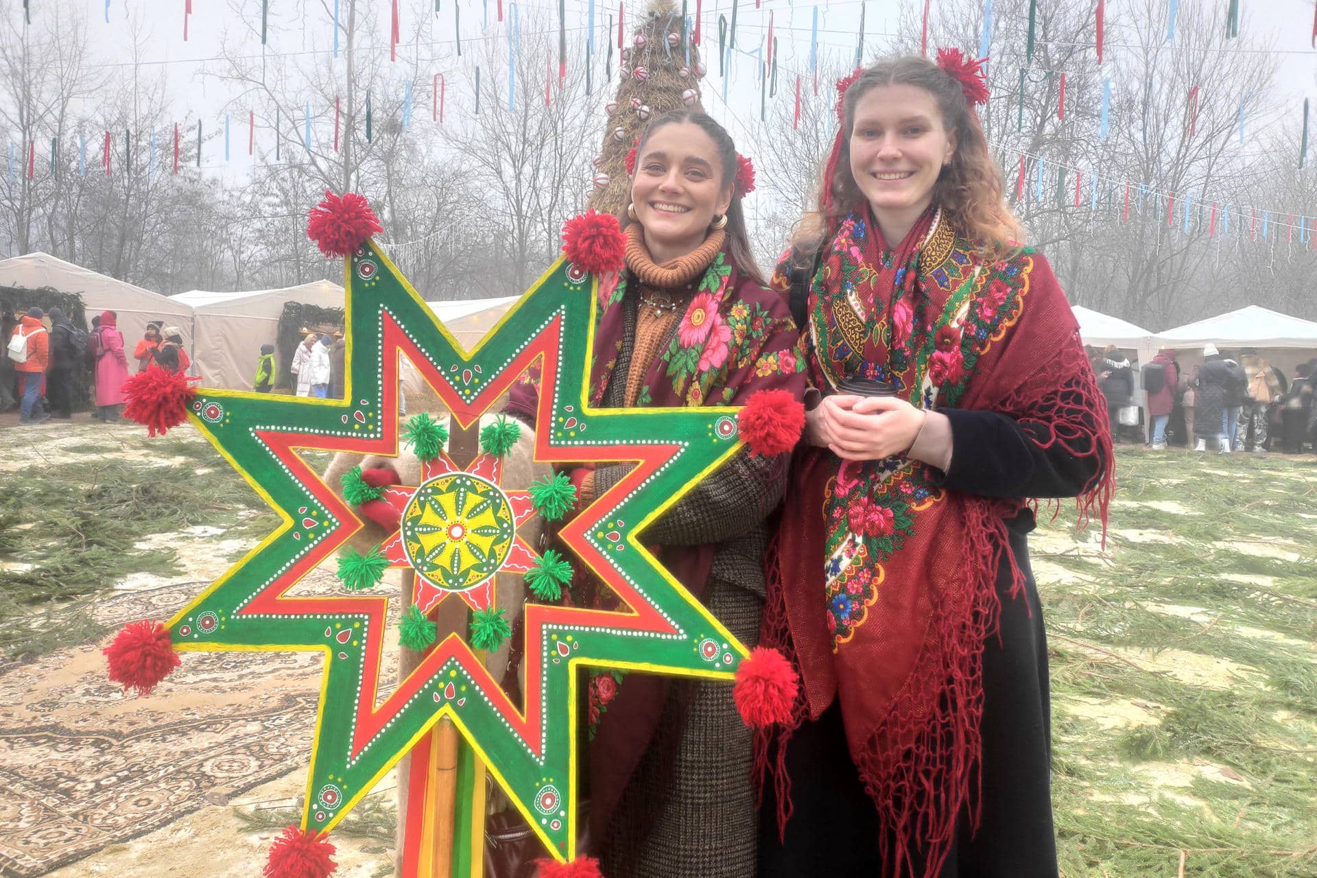 Maryna Mazur y Yulia Oliyar, miembros del grupo de música folclórica 'I Sad Zatsviv', acaban de interpretar varios villancicos y se preparan para un viaje en el que los cantarán a los soldados y residentes de las zonas del frente del este. EFE/ Rostyslav Averchuk