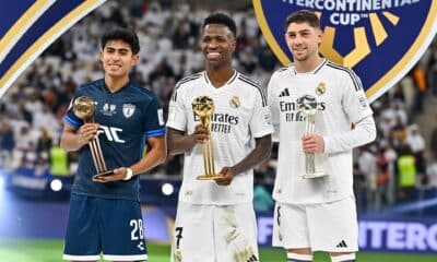 El jugador del Real Madrid Vinicius Junior (c), del Real Madrid, Elias Montiel (I), del CF Pachuca, y Federico Valverde (d), del Real Madri, posan con sus trofeos tras la final dela Copa Intercontinental que han jugado Real Madrid CF y CF Pachuca en Lusail, Catar. EFE/EPA/NOUSHAD THEKKAYIL