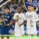 El jugador del Real Madrid Vinicius Junior (c), del Real Madrid, Elias Montiel (I), del CF Pachuca, y Federico Valverde (d), del Real Madri, posan con sus trofeos tras la final dela Copa Intercontinental que han jugado Real Madrid CF y CF Pachuca en Lusail, Catar. EFE/EPA/NOUSHAD THEKKAYIL