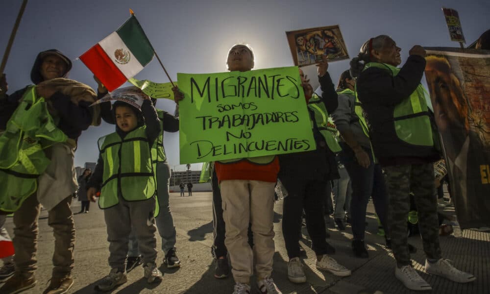 Un grupo de migrantes se manifiesta en el puerto Internacional de San Ysidro, en la ciudad fronteriza de Tijuana (México). EFE/ Joebeth Terriquez