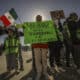 Un grupo de migrantes se manifiesta en el puerto Internacional de San Ysidro, en la ciudad fronteriza de Tijuana (México). EFE/ Joebeth Terriquez