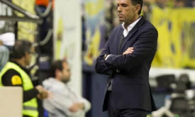 Fotografía de archivo del entrenador uruguayo Gustavo Poyet, durante su etapa en el Betis. EFE/Domenech Castelló