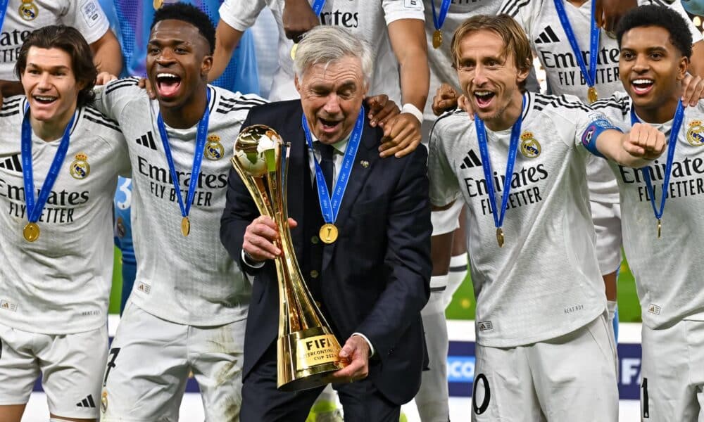 El Real Madrid, con Ancelotti en la cabeza, celebra el título de la Copa Intercontinental en la final jugada en el estadio de Lusailm en Doha, Catar. EFE/EPA/NOUSHAD THEKKAYIL