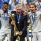 El Real Madrid, con Ancelotti en la cabeza, celebra el título de la Copa Intercontinental en la final jugada en el estadio de Lusailm en Doha, Catar. EFE/EPA/NOUSHAD THEKKAYIL