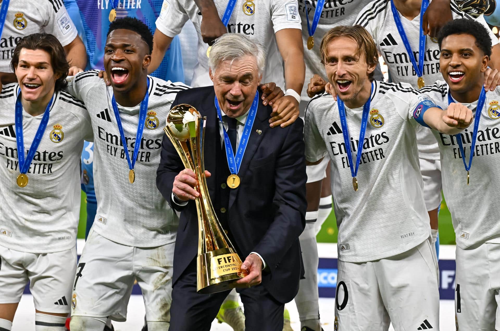 El Real Madrid, con Ancelotti en la cabeza, celebra el título de la Copa Intercontinental en la final jugada en el estadio de Lusailm en Doha, Catar. EFE/EPA/NOUSHAD THEKKAYIL