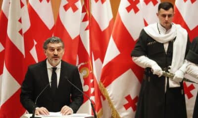 El exfutbolista y diputado Mijaíl Kavelashvili, de 53 años, fue investido este domingo presidente de Georgia en una ceremonia en la sede del Parlamento, al que la oposición le niega toda legitimidad, en una vuelta de tuerca de la crisis georgiana que amenaza con una nueva ola de protestas. 
EFE/IRAKLI GEDENIDZE / POOL