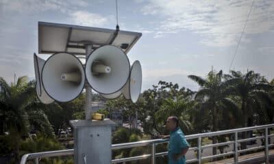 Fotografía de archivo de los altavoces del sistema de alerta de tsunami en Padang, en la provincia de Sumatra Occidental en Indonesia, el país más afectado por el tsunami del 26 de diciembre de 2004. EPA/ZULKIFLI