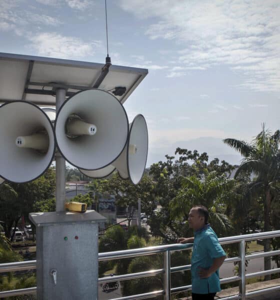 Fotografía de archivo de los altavoces del sistema de alerta de tsunami en Padang, en la provincia de Sumatra Occidental en Indonesia, el país más afectado por el tsunami del 26 de diciembre de 2004. EPA/ZULKIFLI