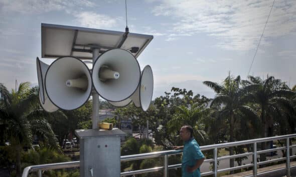 Fotografía de archivo de los altavoces del sistema de alerta de tsunami en Padang, en la provincia de Sumatra Occidental en Indonesia, el país más afectado por el tsunami del 26 de diciembre de 2004. EPA/ZULKIFLI