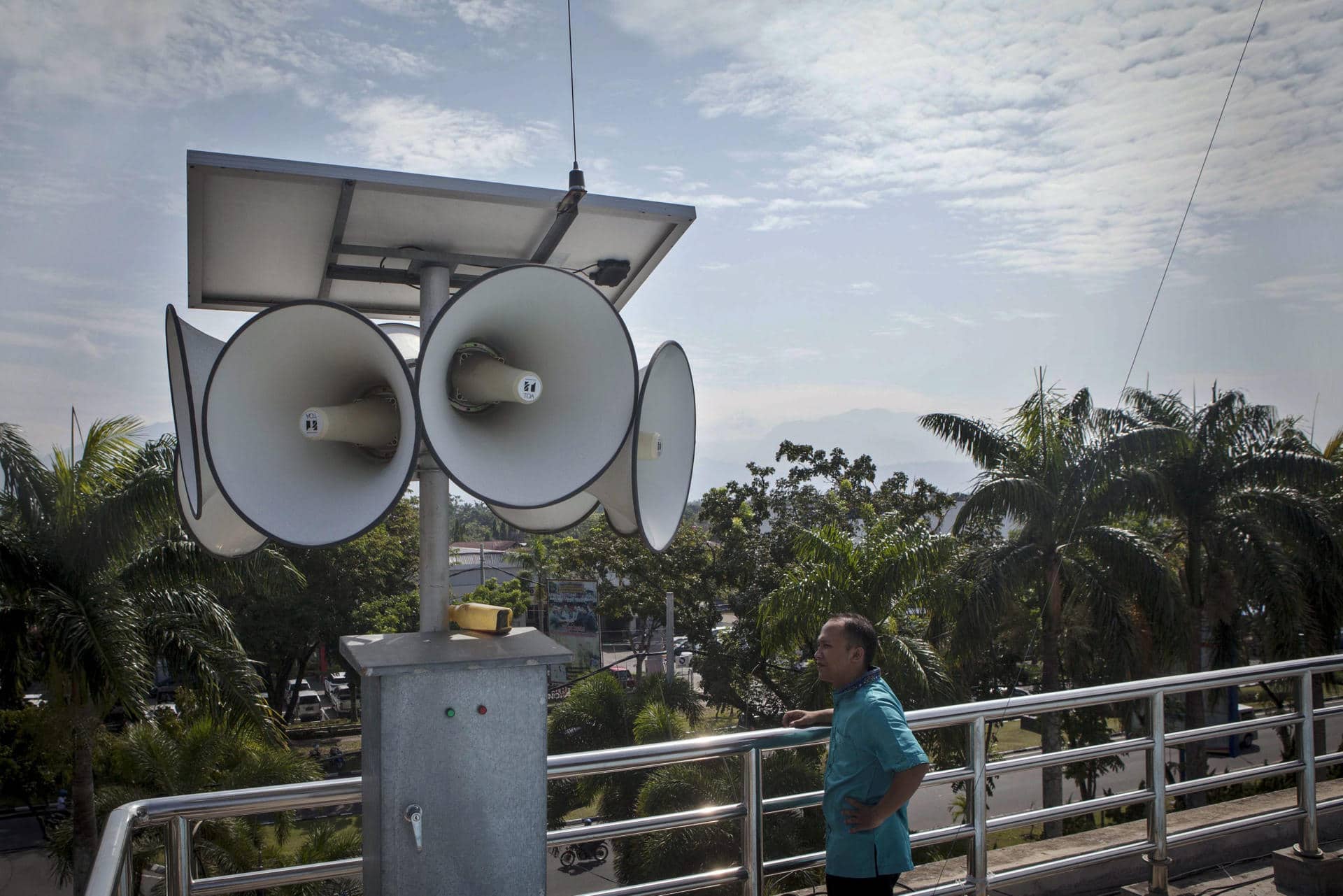 Fotografía de archivo de los altavoces del sistema de alerta de tsunami en Padang, en la provincia de Sumatra Occidental en Indonesia, el país más afectado por el tsunami del 26 de diciembre de 2004. EPA/ZULKIFLI