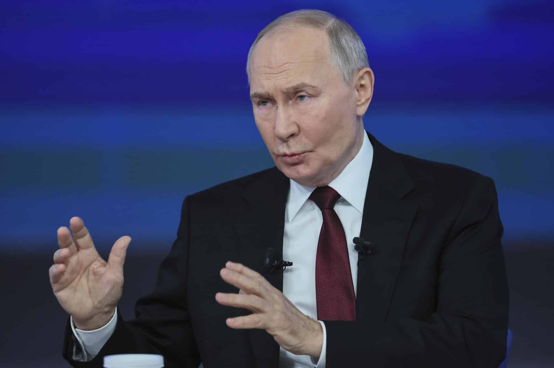 El presidente ruso, Vladimir Putin, durante su conferencia de prensa anual en vivo con medios federales, regionales y extranjeros en Moscú, el 19 de diciembre de 2024. EFE/EPA/YURI KOCHETKOV