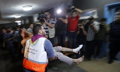 Foto de archivo del traslado de un joven herido al hospital Al-Shifa, norte de la Franja de Gaza. EFE/Mohammed Saber