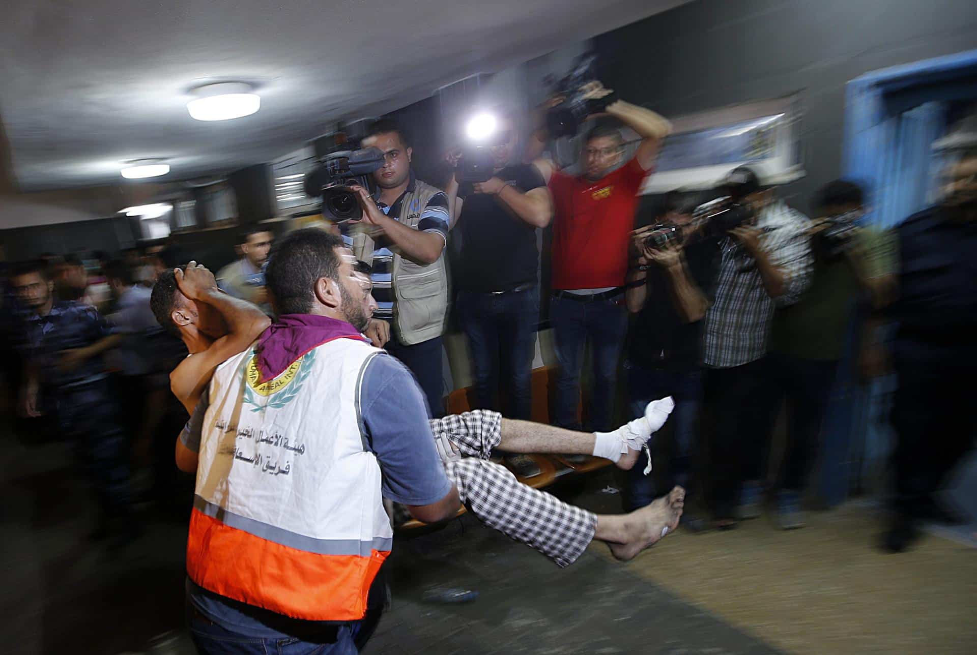 Foto de archivo del traslado de un joven herido al hospital Al-Shifa, norte de la Franja de Gaza. EFE/Mohammed Saber