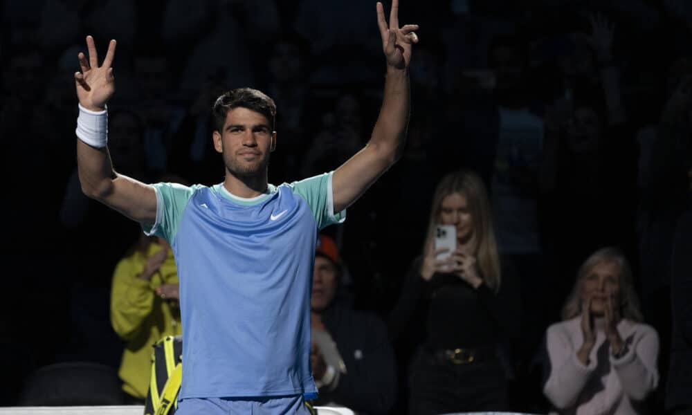 El tenista español Carlos Alcaraz saluda en un partido de la Garden Cup, en el Madison Square Garden de Nueva York (Estados Unidos). Imagen de archivo. EFE/ Ángel Colmenares