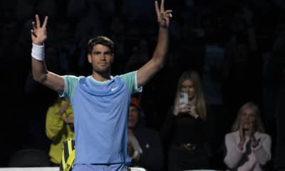 El tenista español Carlos Alcaraz saluda en un partido de la Garden Cup, en el Madison Square Garden de Nueva York (Estados Unidos). Imagen de archivo. EFE/ Ángel Colmenares