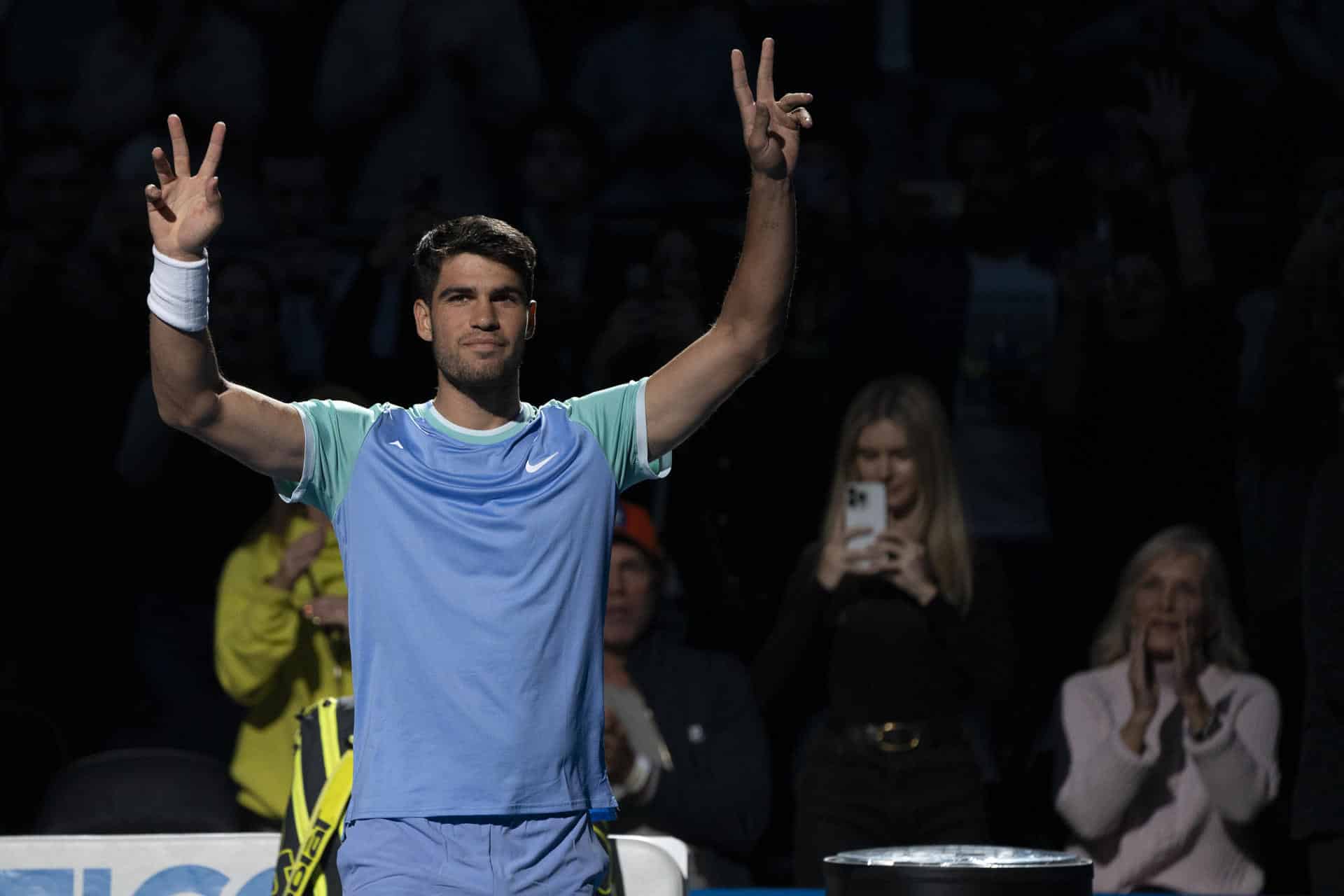 El tenista español Carlos Alcaraz saluda en un partido de la Garden Cup, en el Madison Square Garden de Nueva York (Estados Unidos). Imagen de archivo. EFE/ Ángel Colmenares