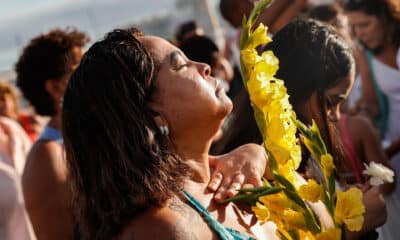 Una mujer seguidora de la Umbanda participa en una ceremonia en honor a la diosa Yemanjá este sábado 28 de diciembre en la playa de Copacabana, en Río de Janeiro (Brasil). EFE/ André Coelho