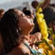 Una mujer seguidora de la Umbanda participa en una ceremonia en honor a la diosa Yemanjá este sábado 28 de diciembre en la playa de Copacabana, en Río de Janeiro (Brasil). EFE/ André Coelho