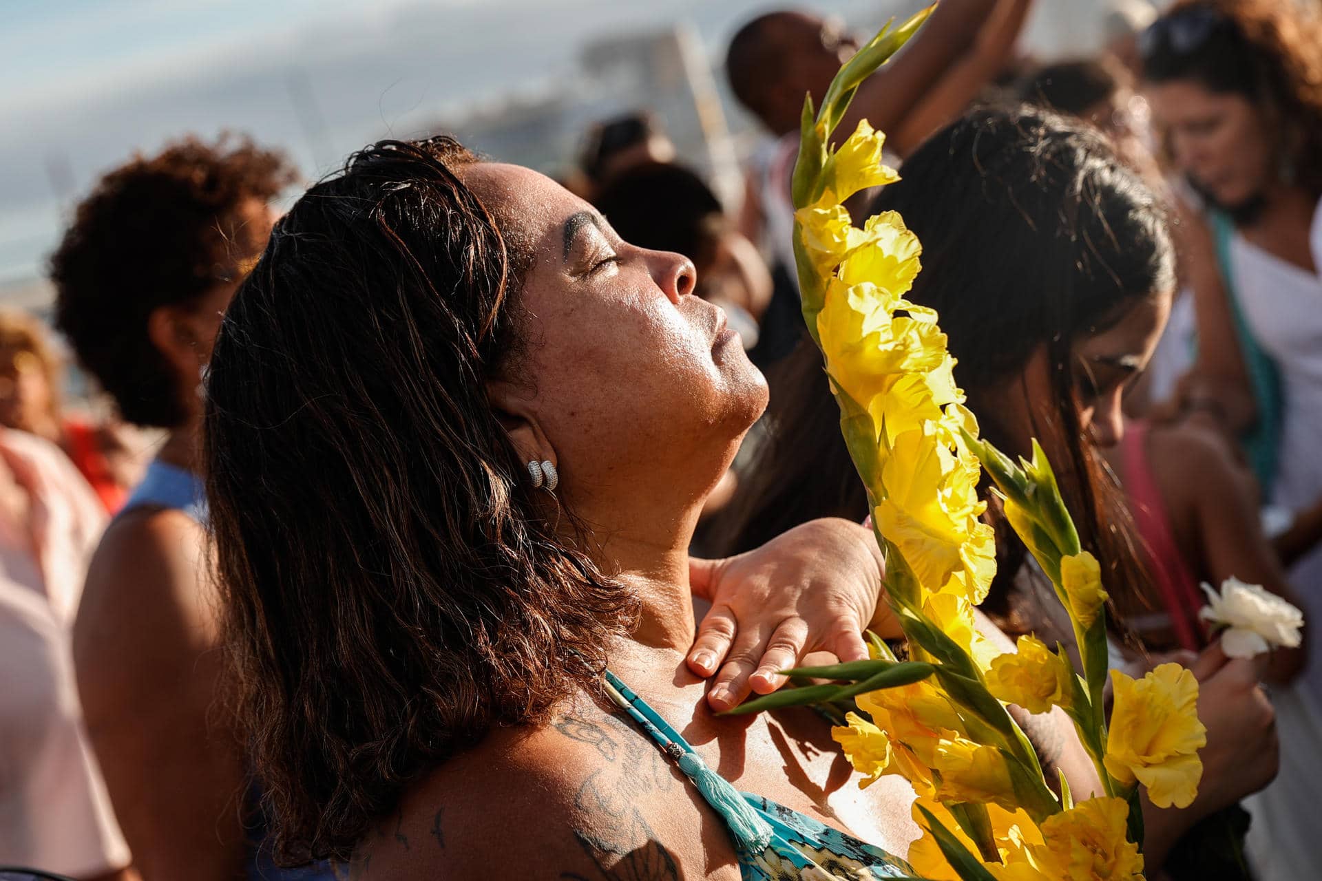 Una mujer seguidora de la Umbanda participa en una ceremonia en honor a la diosa Yemanjá este sábado 28 de diciembre en la playa de Copacabana, en Río de Janeiro (Brasil). EFE/ André Coelho