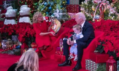 El presidente de Estados Unidos, Joe Biden, y su esposa, Jill Biden, ayudan a rastrear el recorrido de Santa Claus por Navidad. EFE/CHRIS KLEPONIS