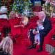 El presidente de Estados Unidos, Joe Biden, y su esposa, Jill Biden, ayudan a rastrear el recorrido de Santa Claus por Navidad. EFE/CHRIS KLEPONIS