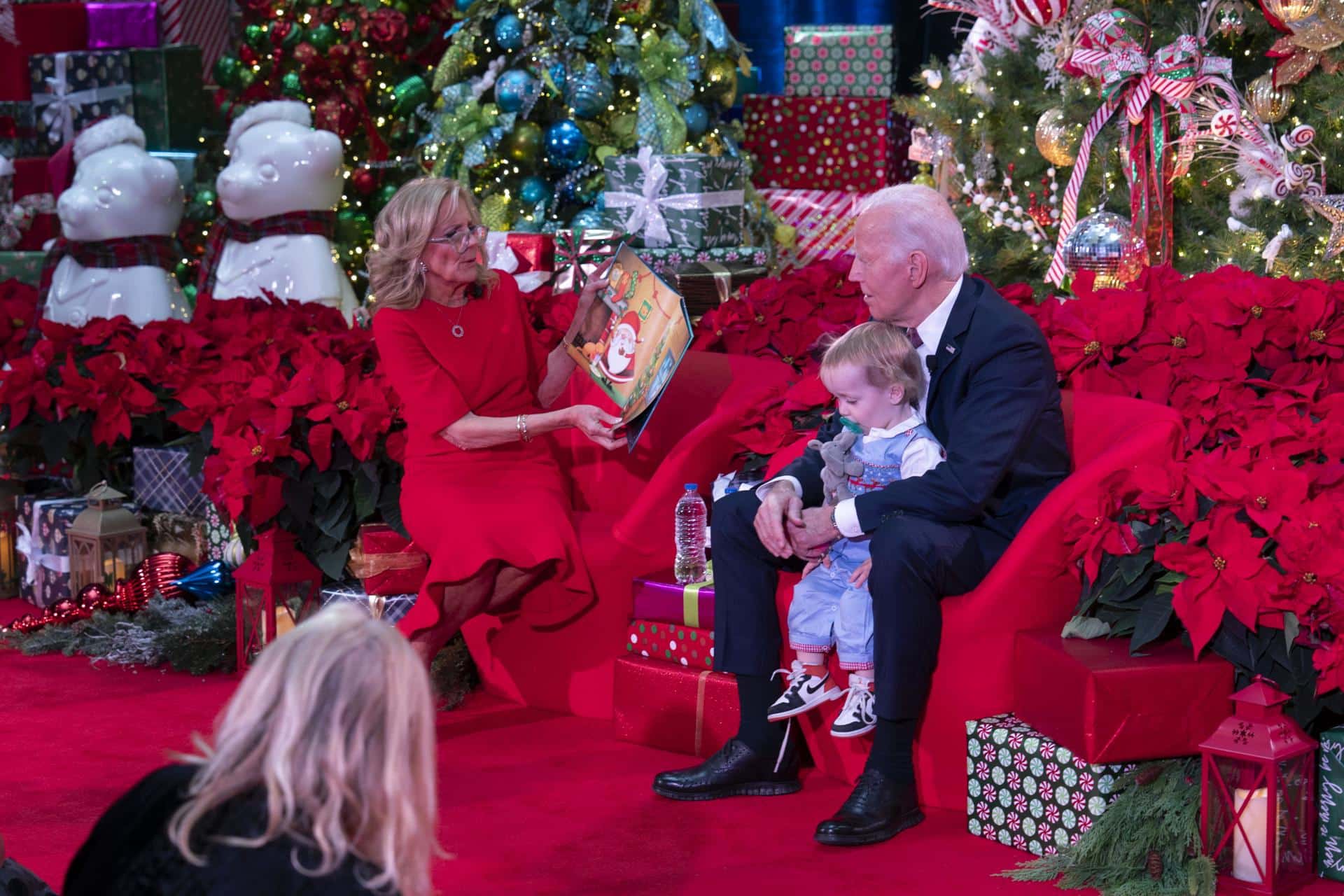 El presidente de Estados Unidos, Joe Biden, y su esposa, Jill Biden, ayudan a rastrear el recorrido de Santa Claus por Navidad. EFE/CHRIS KLEPONIS