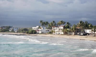 Fotografía que muestra el una de las playas de Puerto Villamil el 15 de diciembre de 2024 en la isla Isabela, la más grande del archipiélago de las Islas Galápagos (Ecuador). EFE/Fernando Gimeno