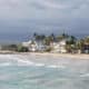 Fotografía que muestra el una de las playas de Puerto Villamil el 15 de diciembre de 2024 en la isla Isabela, la más grande del archipiélago de las Islas Galápagos (Ecuador). EFE/Fernando Gimeno