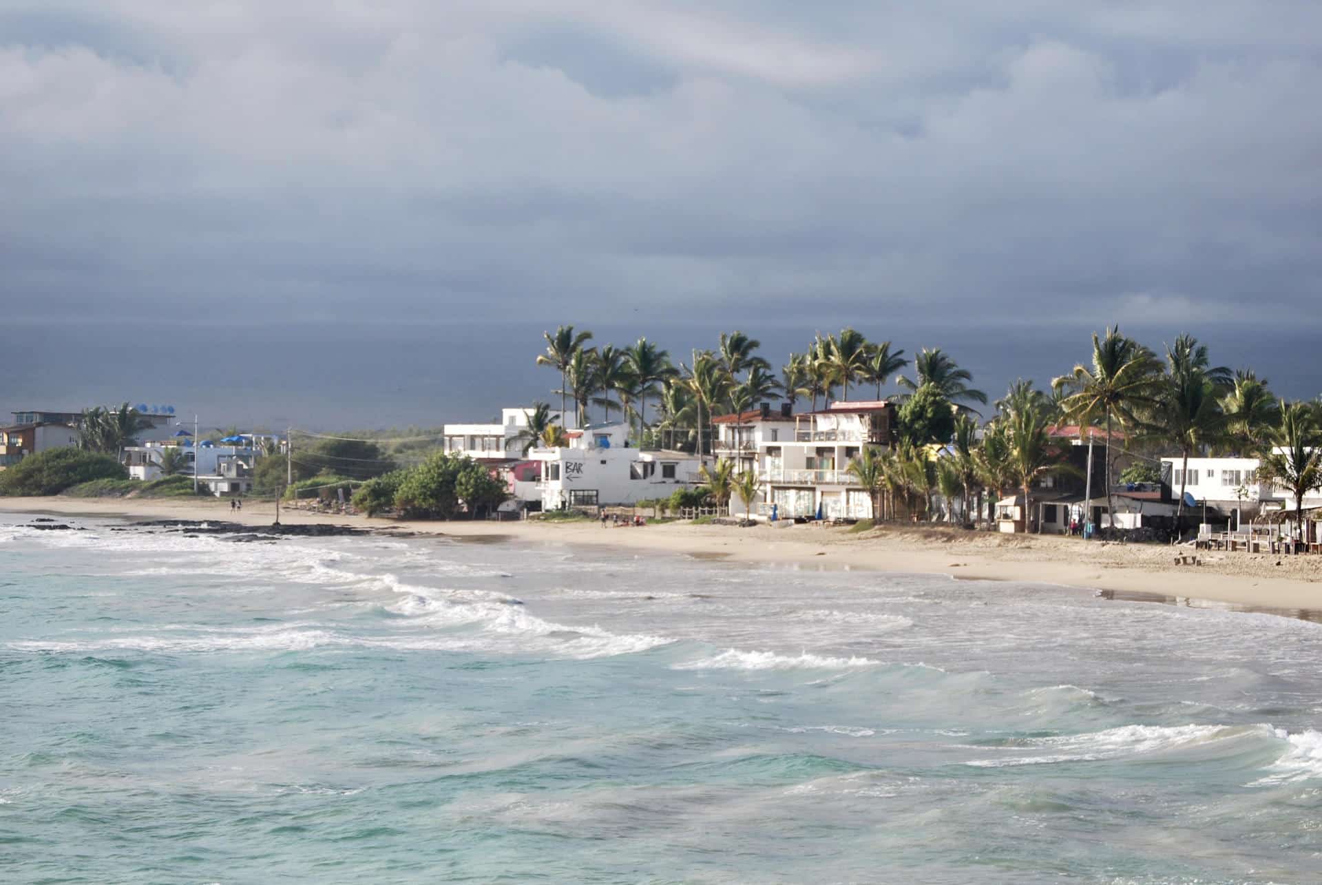 Fotografía que muestra el una de las playas de Puerto Villamil el 15 de diciembre de 2024 en la isla Isabela, la más grande del archipiélago de las Islas Galápagos (Ecuador). EFE/Fernando Gimeno