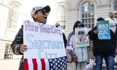 Migrantes se manifiestan en las escaleras del Ayuntamiento de la Ciudad de Nueva York para pedir al alcalde, Eric Adams, que proteja a las comunidades inmigrantes de los cambios esperados en las políticas federales de inmigración y su aplicación, en Nueva York, EE. UU., 18 de diciembre de 2024.EFE/EPA/Justin Lane