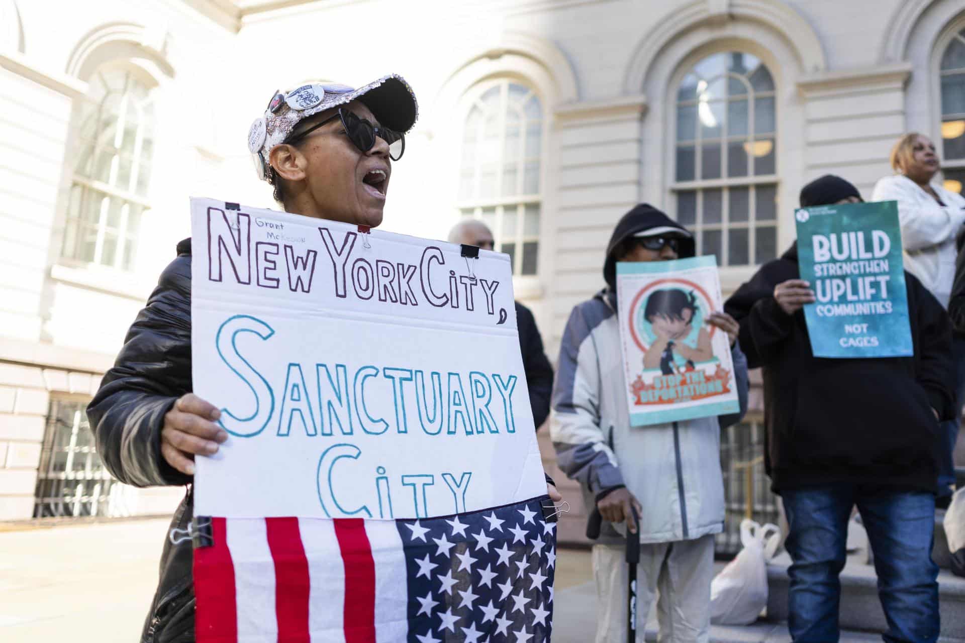 Migrantes se manifiestan en las escaleras del Ayuntamiento de la Ciudad de Nueva York para pedir al alcalde, Eric Adams, que proteja a las comunidades inmigrantes de los cambios esperados en las políticas federales de inmigración y su aplicación, en Nueva York, EE. UU., 18 de diciembre de 2024.EFE/EPA/Justin Lane