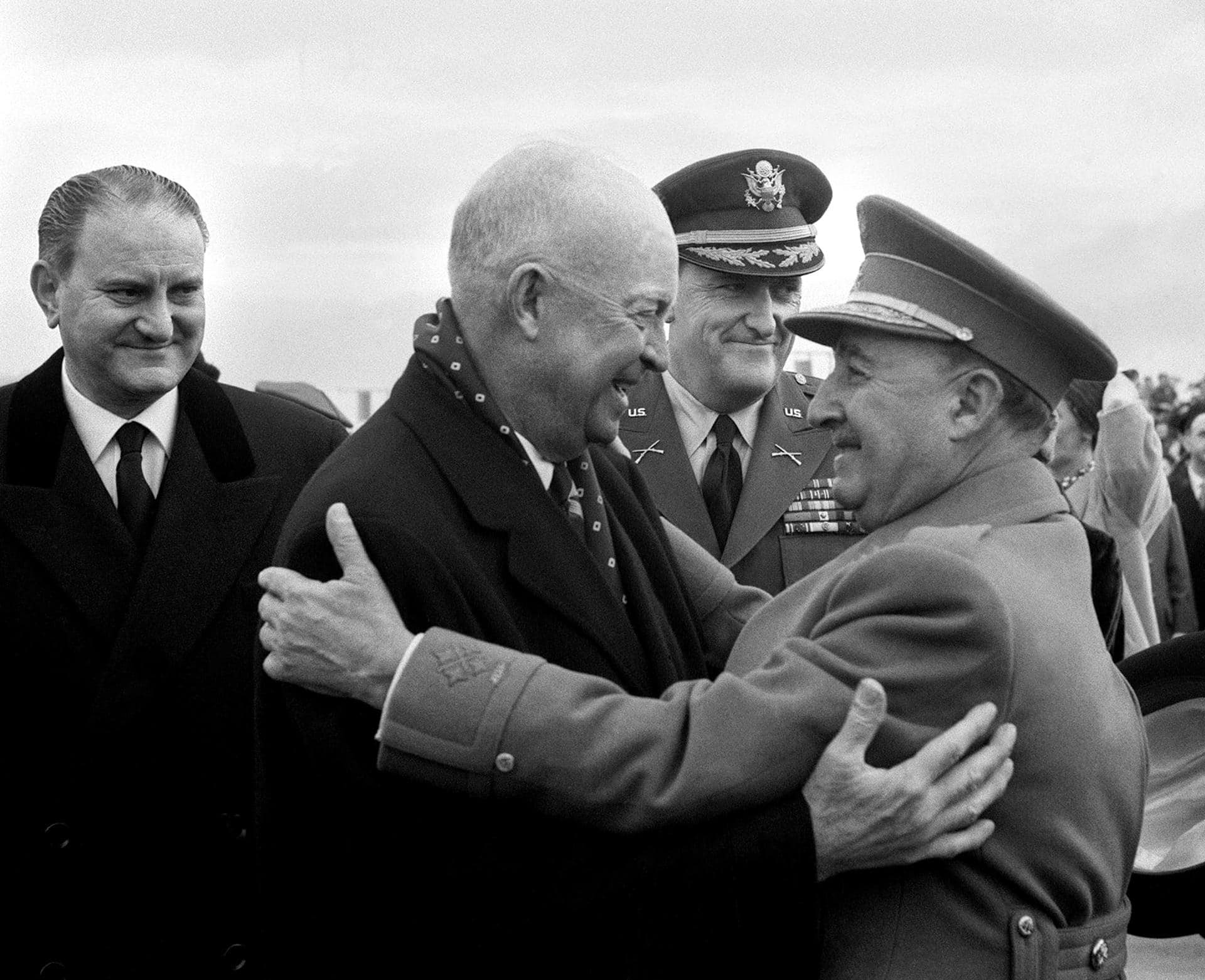 Torrejón de Ardoz (Madrid), 22-12-1959.- Franco (d) despide al presidente Eisenhower tras su visita oficial. EFE/Archivo.Jaime Pato/aa