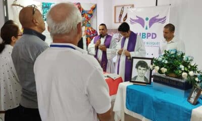 Fotografía cedida por la Unidad de Búsqueda de Personas dadas por Desaparecidas (UBPD), de familiares del desaparecido Harold Pérez, participando durante un acto este martes en Barranquilla (Colombia). EFE/UBPD/