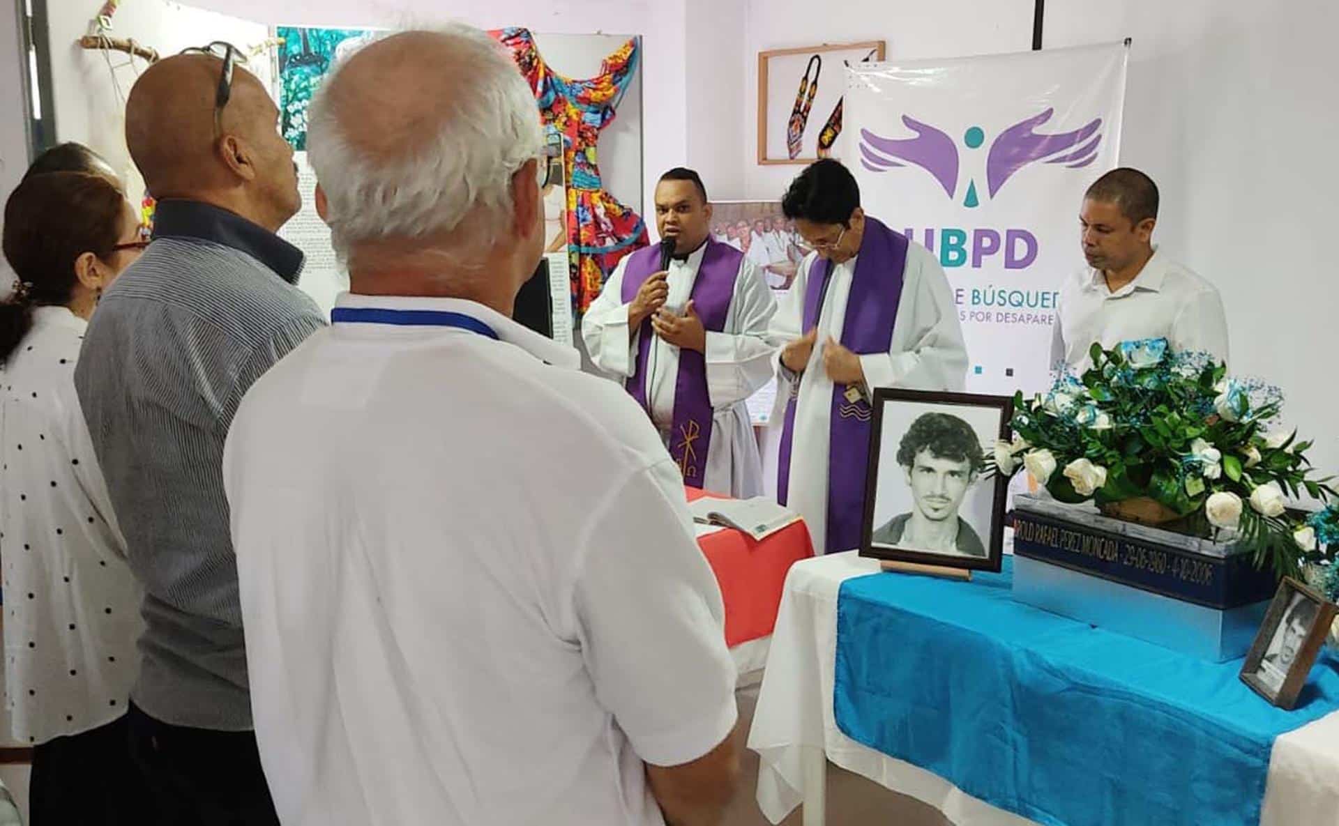 Fotografía cedida por la Unidad de Búsqueda de Personas dadas por Desaparecidas (UBPD), de familiares del desaparecido Harold Pérez, participando durante un acto este martes en Barranquilla (Colombia). EFE/UBPD/