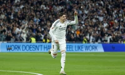 El centrocampista uruguayo del Real Madrid Fede Valverde celebra la consecución del segundo gol de su equipo durante el partido de LaLiga entre el Real Madrid y el Sevilla, este domingo en el estadio Santiago Bernabéu. EFE/ JuanJo Martín