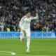 El centrocampista uruguayo del Real Madrid Fede Valverde celebra la consecución del segundo gol de su equipo durante el partido de LaLiga entre el Real Madrid y el Sevilla, este domingo en el estadio Santiago Bernabéu. EFE/ JuanJo Martín