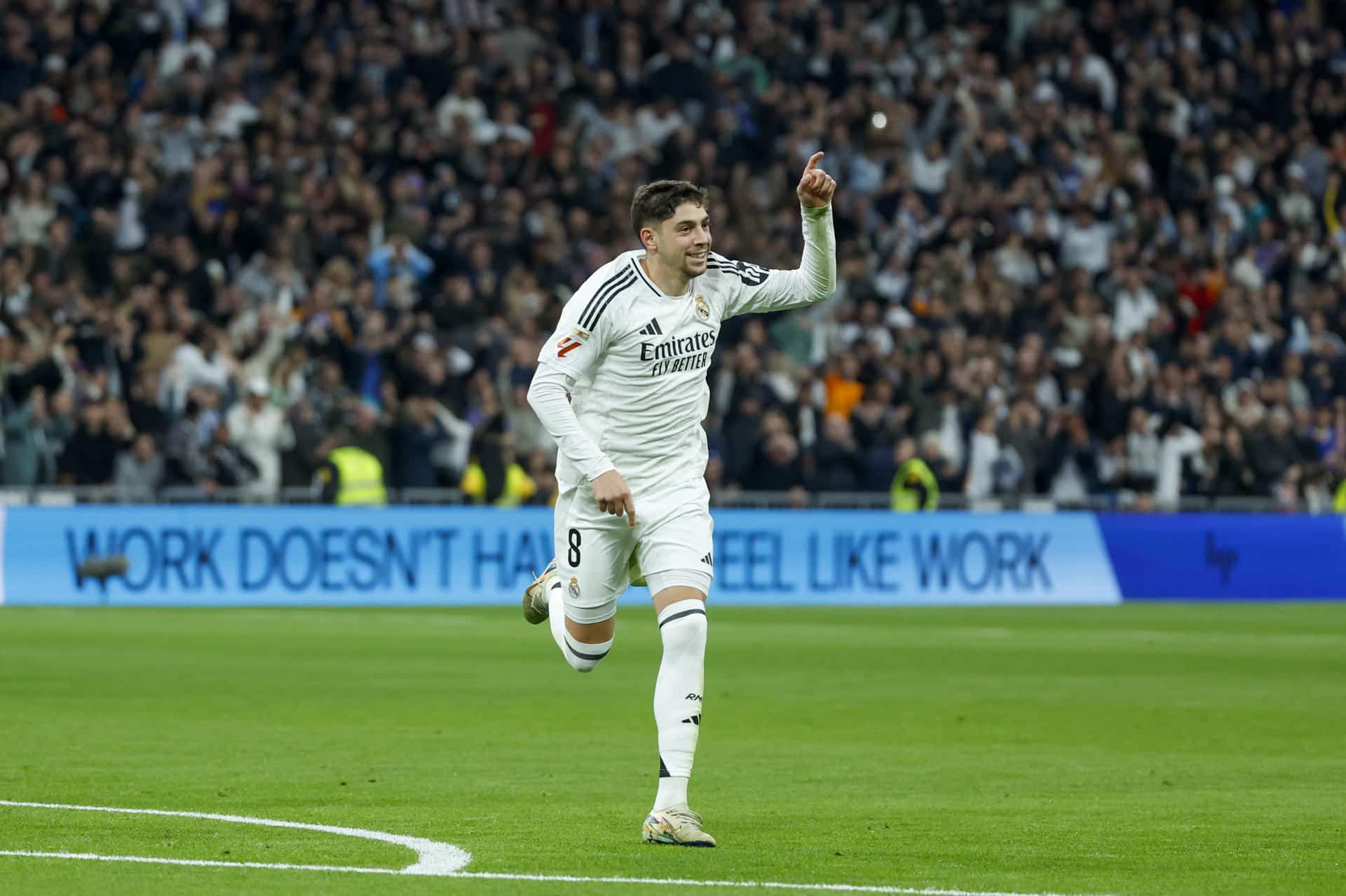 El centrocampista uruguayo del Real Madrid Fede Valverde celebra la consecución del segundo gol de su equipo durante el partido de LaLiga entre el Real Madrid y el Sevilla, este domingo en el estadio Santiago Bernabéu. EFE/ JuanJo Martín