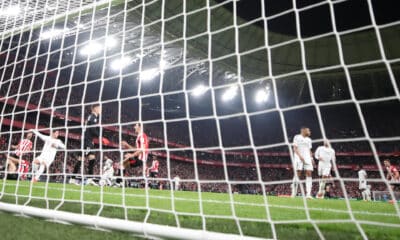 El delantero del Real Madrid Kylian Mbappé tras fallar el penalti durante el partido de la jornada 19 de LaLiga que Athletic Club de Bilbao y Real Madrid disputaron en el estadio de San Mamés, en Bilbao. EFE/LUIS TEJIDO