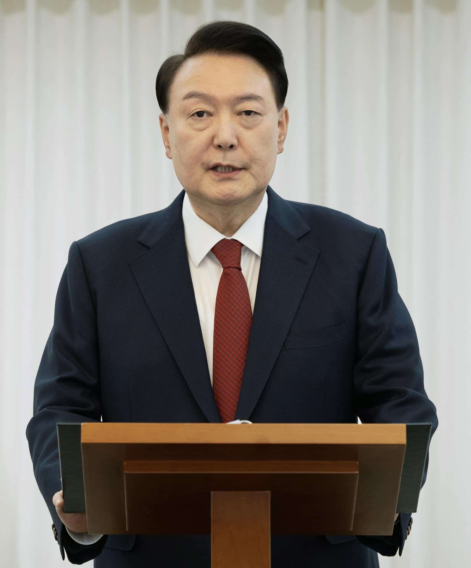 Una foto proporcionada por la Oficina Presidencial muestra al presidente surcoreano Yoon Suk Yeol pronunciando un discurso en su residencia tras la aprobación por parte de la Asamblea Nacional de una moción de juicio político en su contra en Seúl, Corea del Sur, 14 de diciembre de 2024. 
DISTRIBUCIÓN SÓLO PARA USO EDITORIAL/SIN VENTAS