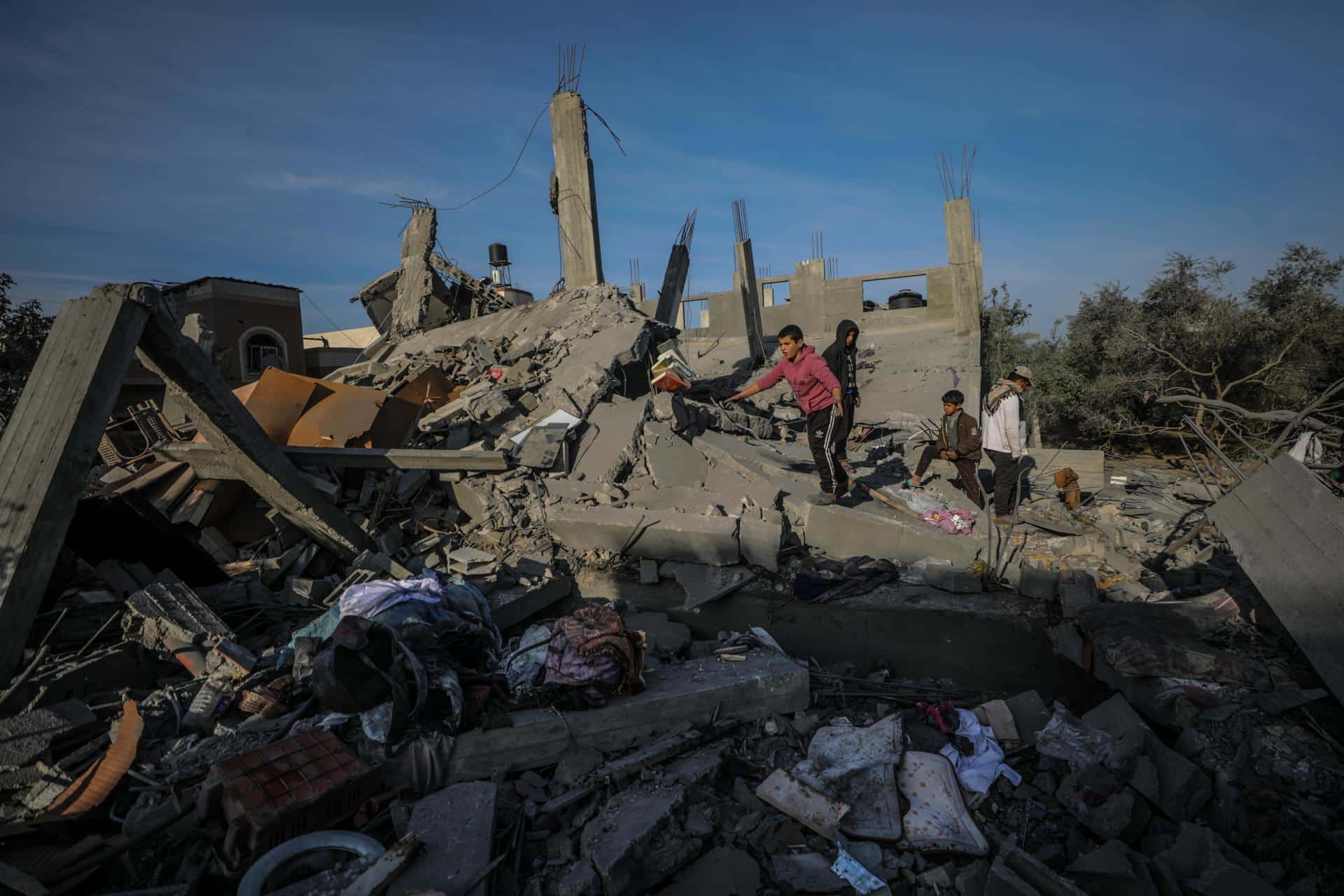 Fotografía del 11 de diciembre de 2024 que muestra los restos de una casa destruida en un bombardeo en Al Nusairat, en el centro de la Franja de Gaza. EFE/EPA/MOHAMMED SABER