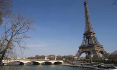 Foto de archivo de la Torre Eiffel, en París. EFE/Ian Langsdon