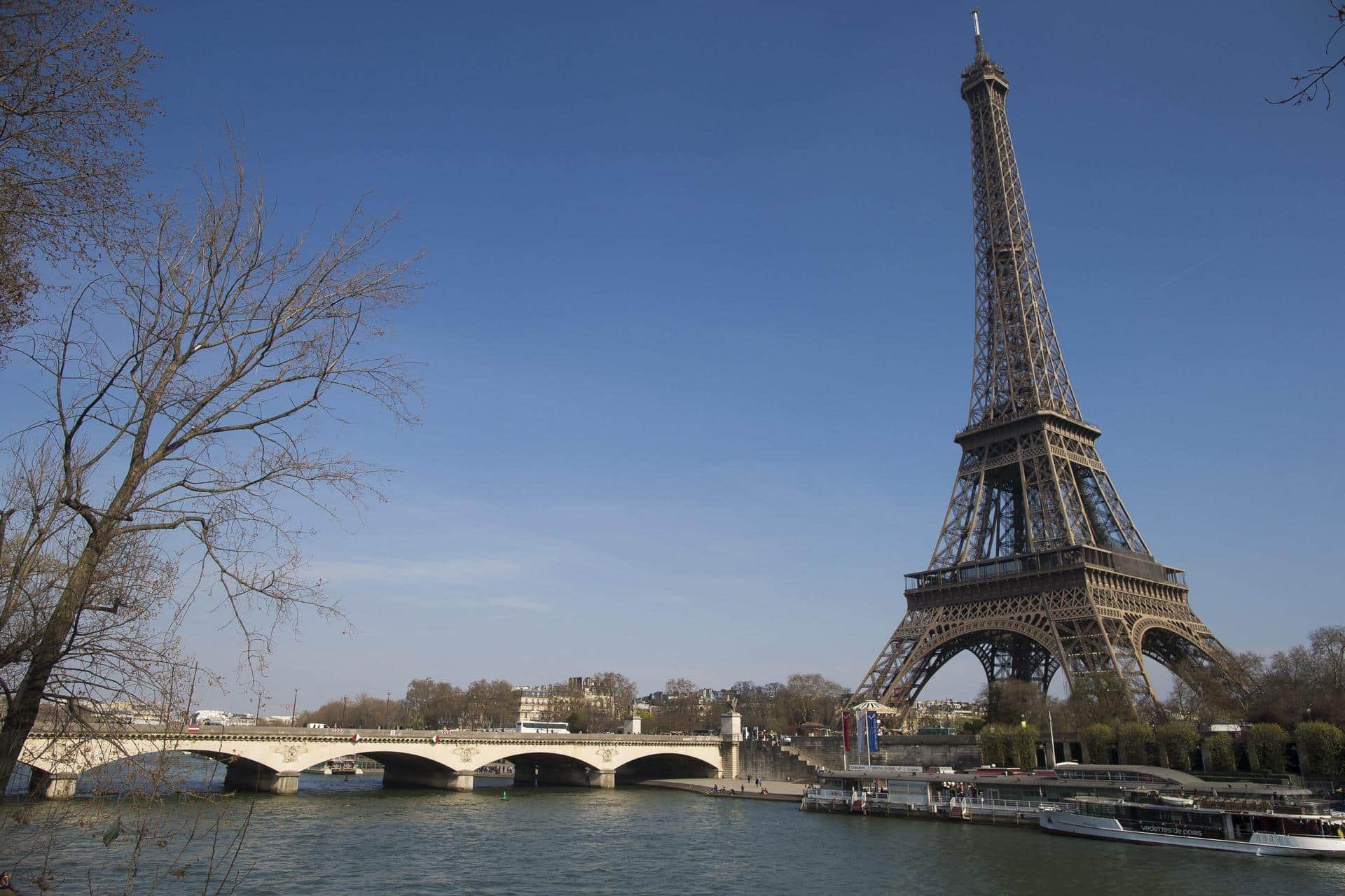 Foto de archivo de la Torre Eiffel, en París. EFE/Ian Langsdon