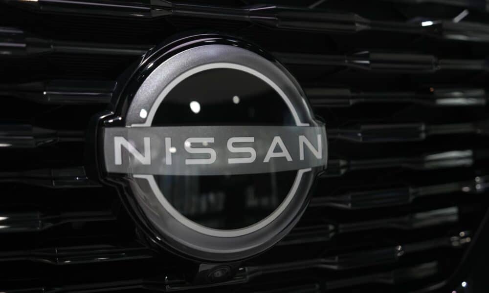 Fotografía de archivo que muestra el logotipo de Nissan en un vehículo en una sala de exposición en Tokio, Japón. EFE/EPA/FRANCK ROBICHON