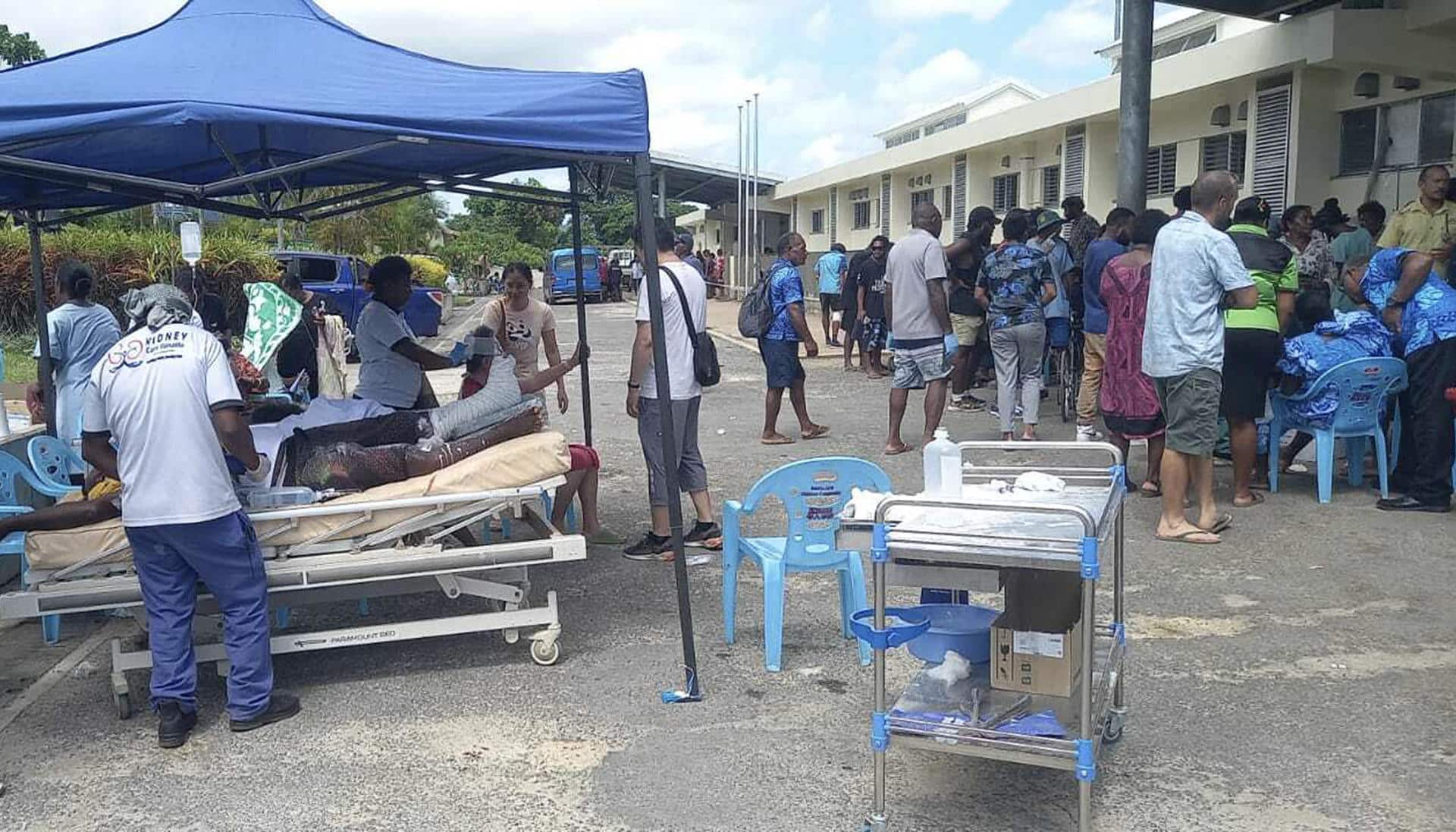 PORT VILA (VANUATU), 17/12/2024.- Residentes levantan tiendas temporales para tratar a las víctimas del terremoto de magnitud 7,3 registrado cerca de Port Vila, capital de Vanuatu. EFE/ Oficina para el Pacífico Oriental de la Organización Mundial para la Salud // SOLO USO EDITORIAL/SOLO DISPONIBLE PARA ILUSTRAR LA NOTICIA QUE ACOMPAÑA (CRÉDITO OBLIGATORIO)