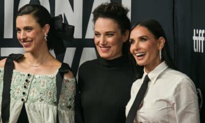 Fotografía de archivo de la directora de cine Coralie Fargeat (C) junto a Margaret Qualley (i) y Demi Moore en la alfombra roja de la película 'The Substance'. EFE/EPA/EDUARDO LIMA