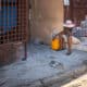 Fotografía de archivo en donde se ve a una mujer frente a una vivienda de una calle de Poste Marchand, en Puerto Príncipe (Haití). EFE/ Johnson Sabin